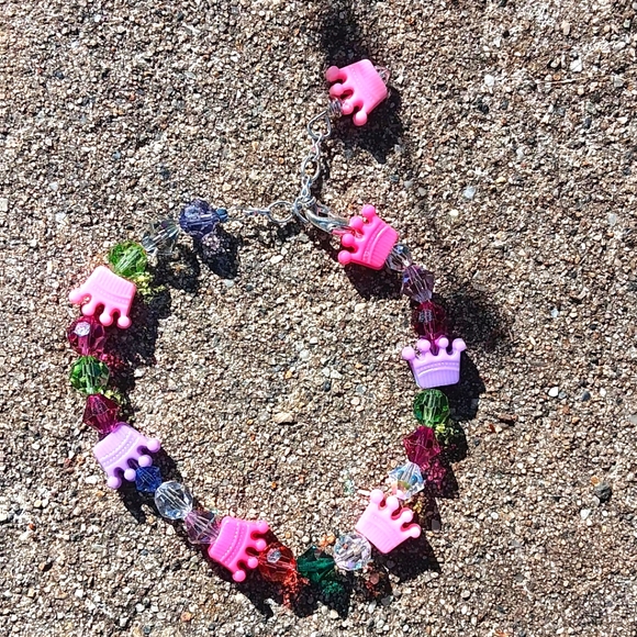 Colorful Handcrafted 8" Bracelet Featuring A Playful Regal Design W/2" Extender - Picture 1 of 3